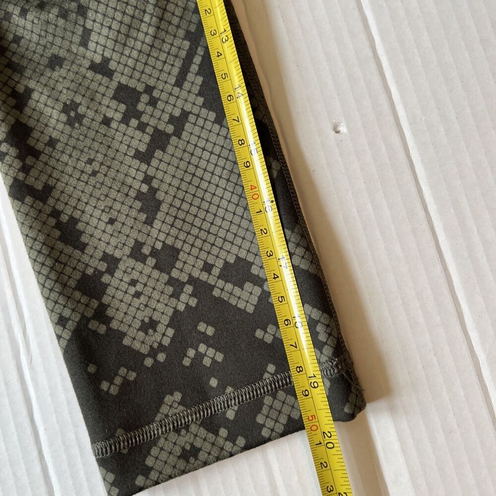 Lululemon Size 2 Army Green Black Snake Print Crop Leggings EXCELLENT - Picture 6 of 11